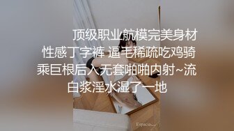 这个骚男的周末生活太性福了太让人向往啊 与女友和她漂亮闺蜜一起坐在沙发上嬉戏揉捏，刺激销魂双飞操