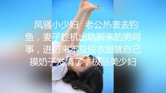 大辫子花姑娘镜头前露脸被大哥玩逼，颜值不错逼逼也很大直接让大哥用手淘玩拳交，雪花啤酒塞入骚穴抽插呻吟