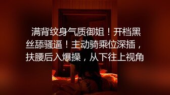 走动中勒出阴唇的美眉