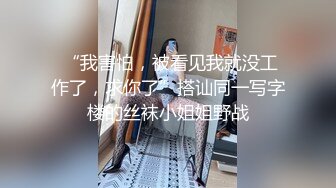 被震了一路忍不住了，刚停好车就把裤子脱了，自己玩了起来不知道对面的看到了吗？嘻嘻～