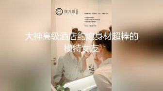 娇女战双男被干得神魂颠倒，两位猛男轮番草骚女各种姿势各种干，抱起来一起草全程露脸，呻吟不止还有一女观战