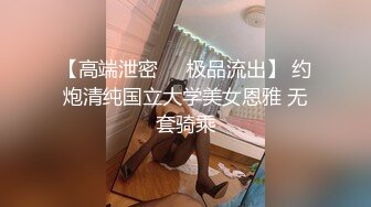 商场一路跟踪偷拍长裙美女 趁她打电话分神拍到裙底竟然看到了她的小黑B 爽歪歪！