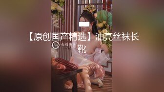 悄悄来到女宿舍，巧遇清纯学妹睡得像死猪似的，掏出鸡巴往嘴里蹭，射了她一嘴也没醒来，在做春梦吧？