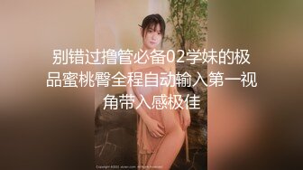 KTV厕所偷拍喝醉的美女趴在马桶上吐✿来个捡尸的屌丝男把她内裤脱了想上她