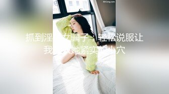 潜入服装城偷拍负责发货的大姐 BB保养的还不错