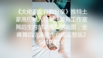  大二兼职学妹跟学姐出来约炮啪啪直播，给小哥足交撸硬了鸡巴，无套抽插