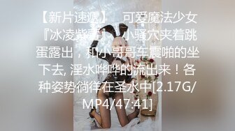   当着两个闺蜜的面，苗条妹子和男友无套啪啪，大屌多角度操逼，白浆很多