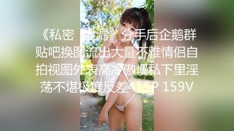 17年的性感TS龚璟璇居家玩手枪，射出乳白色子弹那种，还把敌人的头按在鸡巴上磨蹭，让他舔奶 爽射呀！