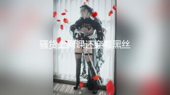 Ria Kurumi 穿着可爱的原宿风格内衣，被一群角质男人包围。