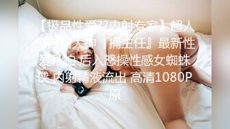 俩小母狗翘著蜜桃臀等待大J8的进入，场面疯狂呻吟声不断