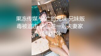 新婚小夫妻客廳啪啪,墻上掛著結婚照,貼著白頭偕老,真應景