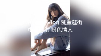 新流出国内厕拍牛人八月份作品商场隔板女厕露脸偷拍几个妹子嘘嘘第一个售货员有所察觉差点被她发现