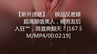 洗澡时间，在偷偷玩小玩具 被爸爸发现啦 粗暴冲进来