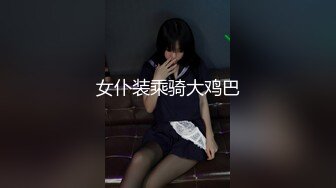 闷骚的良家小少妇，露脸被窝里跟狼友撩骚互动，慢慢展示开档丝袜，掰开给狼友看逼逼漏着骚奶子撩骚精彩刺激