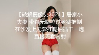 黑虎街头露出大龟头喷射 正在等公交车的美女