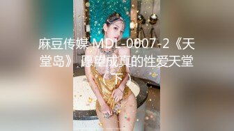 商场女厕全景偷拍两个美女的肥鲍鱼卧槽，无意中发现还有一个小伙也在趴下看美女的B_0