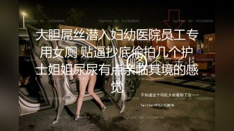   漂亮美女正和人打电话讲到一半被男友拉到房间操逼