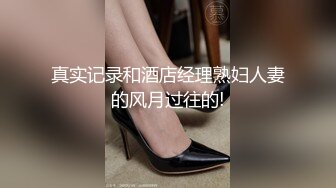 科技园女厕穿搭简洁时尚眼镜美女,深长的腚沟和鲜红无毛穴看射了