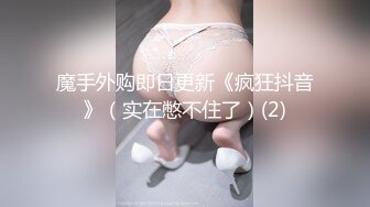 【新片速遞】碎花裙子长发美少妇，被猥琐男无套后入巨乳乱颤乳头很粉嫩