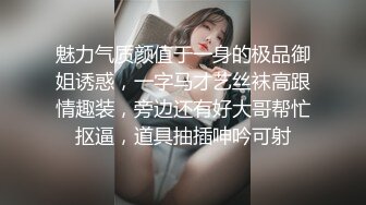 跟白皙美乳的零零后女友沙发上性爱