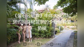 新来的风骚小妹全程露脸让狼友忽悠的把跳蛋塞逼里堵住小口刮逼毛，跟狼友互动撩