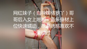 商场女厕全景偷拍牛仔裤少妇的小肥鲍