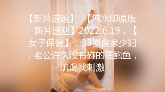 金发女抓着自己男友鸡鸡玩深喉