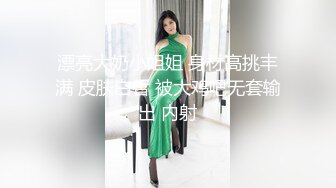 少女感十足的超级漂亮又带点清纯的美少妇！逼都被操黑了，被猛男大叔狂撸啪啪 难受龇牙的表情 应该很疼，披头散发