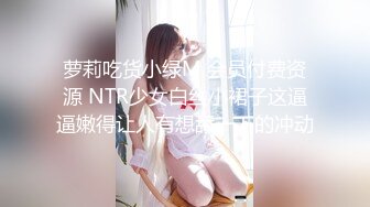 KTV妖艳性感的高颜值坐台美女约到家中玩弄操逼，极品蝴蝶美穴干的淫水直流，疯狂抽插快射时拔出鸡巴射她嘴里!