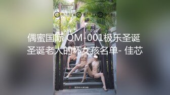   大屁股骚母狗露脸让小哥在宾馆压在身下放肆抽插，颜值不错乖巧听话各种姿势配合小哥爆草蹂躏