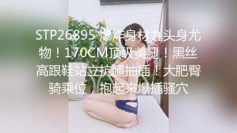 金色小辫子美女回归大自然，扒开洞口微张的BB尽情发泄