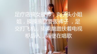 屌丝门缝下偷窥女邻居洗澡在手淫❤️故意压着嗓子淫笑了几声,妹子瞬间动作僵硬住了