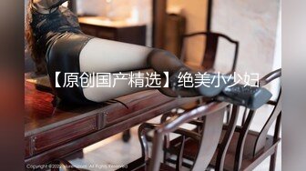 穿着黑丝情趣内衣的母狗等着被后入