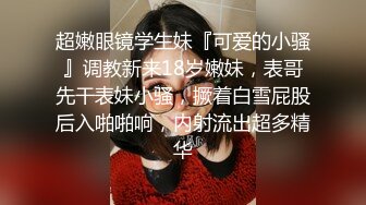 漂亮的金发瘦女和她的大屌帅男友高兴的和大家互动