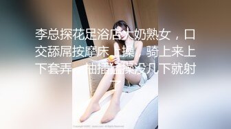 床上黑丝少妇的3P游戏 会玩的大哥连抠带草还有道具 骚逼给她玩肿了