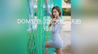 高颜值美丽少妇微微舔着粗黑的大屌被道具玩着骚逼，主动上位无套抽插流出好多白浆，被按着骚逼猛草射肚子上