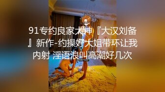 小吃街一路跟踪抄底美女白领穿着透明内裤隐约看到一坨黑B毛