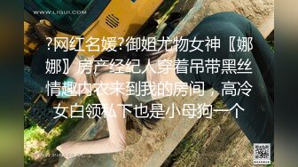 白丝袜萝莉美眉 穿着洛丽塔服装 趴着被大肉棒爸爸无套后入 小穴淫水超多