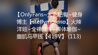 【OnlyFans】逃亡JJ爱KK，狂干群P，大型淫乱场面，两人真实夫妻，女的身材超级棒，群p的场面太过震撼 42