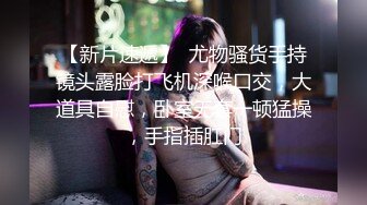 美女半脱牛仔裤穿黑丝做爱